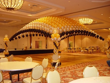 Великолепный золотой шатер из гелиевых шаров для свадьбы