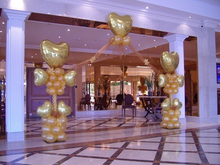 Золотые воздушные шары в форме сердца